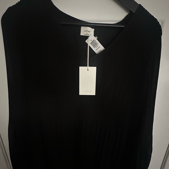 Wilfred Daydreamer V-Neck Dress - NWT - Black - XS
Pleated V-neck chiffon dress - Picture 2 of 6